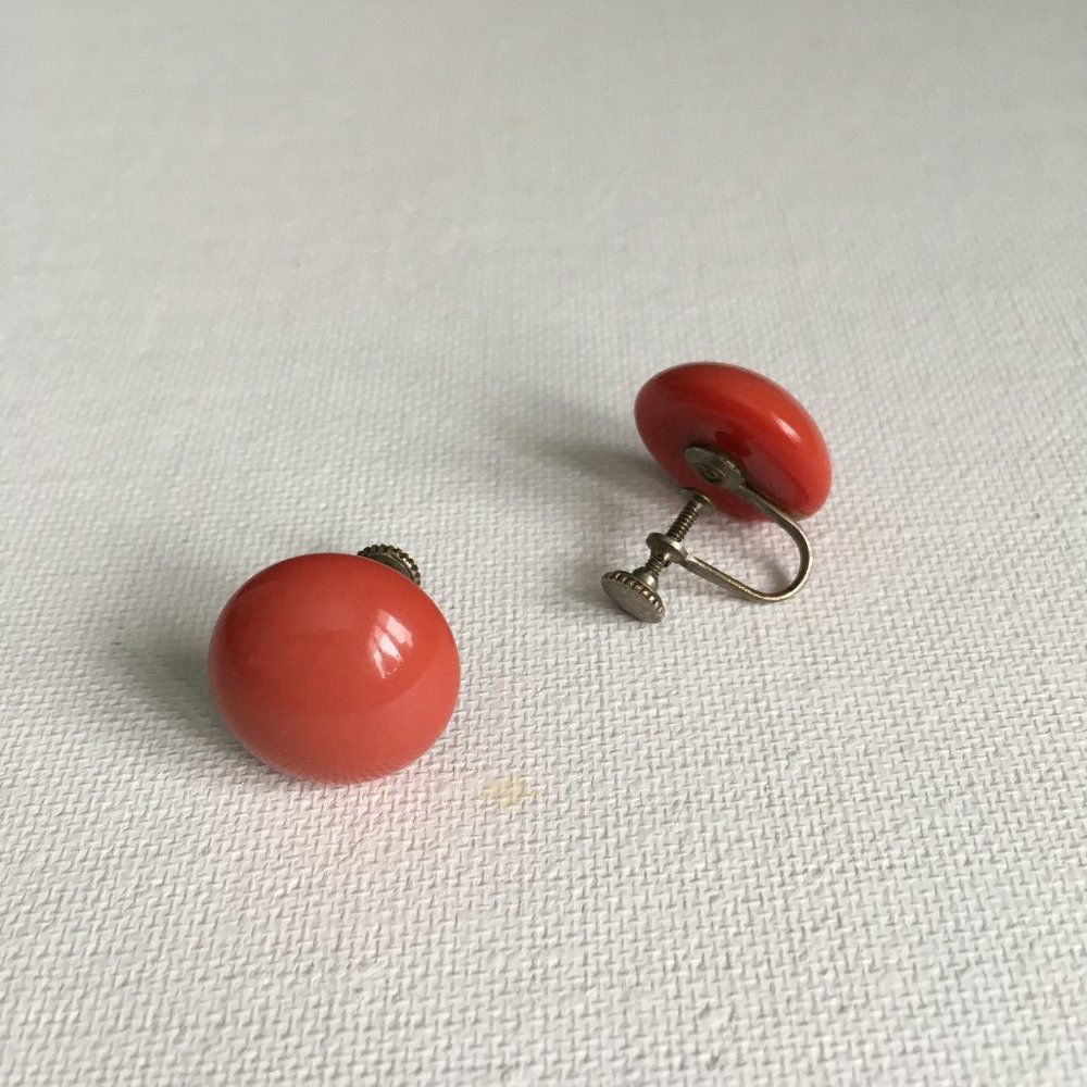 1950s - 60s ? Dusty Red Circle Acrylic Screw Back Earrings